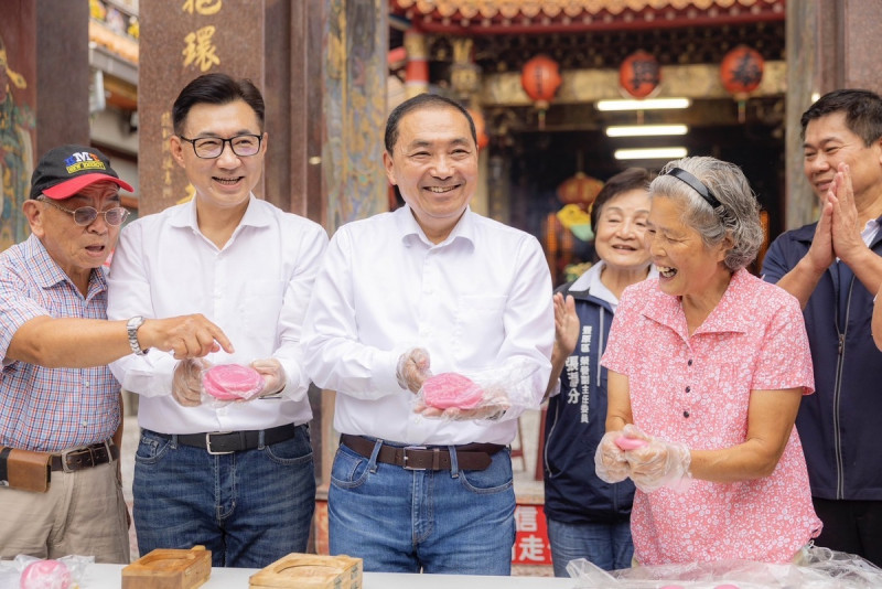 侯友宜在立委江啟臣陪同下，至台中泰興宮參拜，眾人也在廟前共同製作象徵吉慶的客家美食新丁粄。   圖：侯友宜競辦/提供