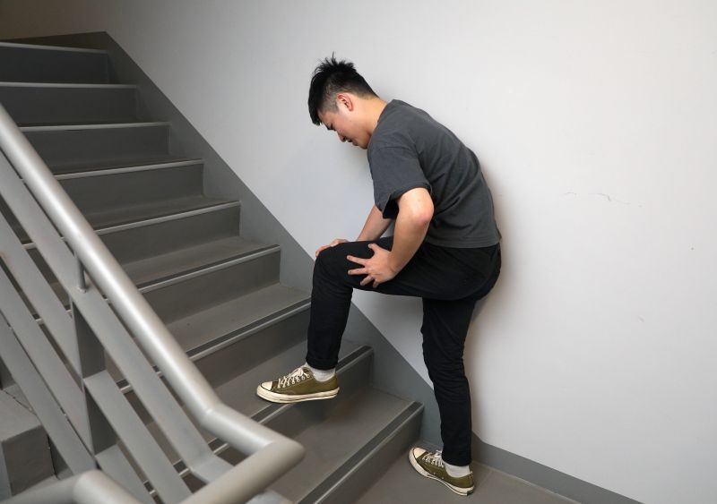 許多人認為爬樓梯會「很傷膝蓋」、「傷害關節」，復健科醫師現身否認這項說法。   圖／記者陳明中攝
