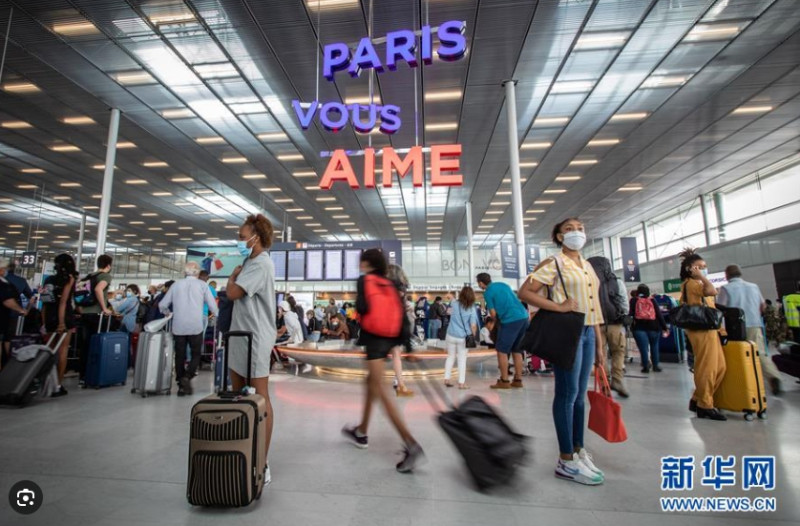 在法國奧利機場候機的人群。(資料照片)   圖 : 翻攝自新華網