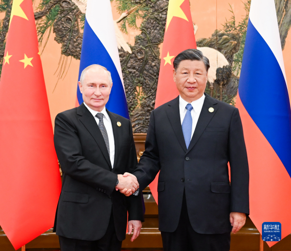 戰爭罪犯、俄羅斯總統普丁到中國出席「一帶一路」論壇，和習近平合照。   圖：翻攝中國外交部網站