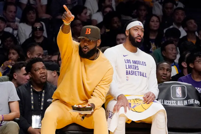 日前Lebron James在熱身賽對陣勇士，僅出戰18分鐘提早打卡下班，便換好衣服坐在場邊休息且吃起水果便當，在今（19日）引來湖人名宿Michael Cooper不滿。    圖／美聯社／達志影像