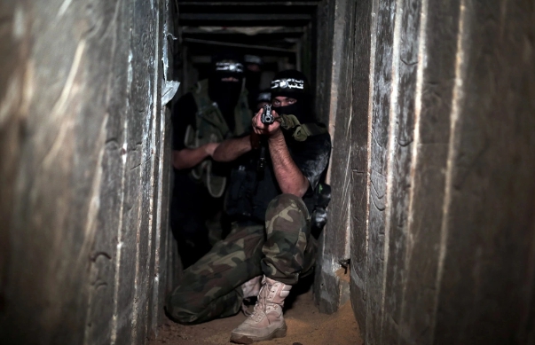在加薩地道中的哈瑪斯卡薩姆旅士兵。   圖 : 翻攝自3號觀察室