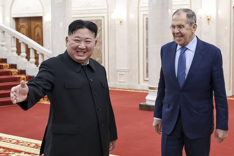 今年9月才訪問俄羅斯的朝鮮領導人金正恩（左），親自接見來訪的俄外長拉夫羅夫，2國關係急遽升溫。   圖：達志影像／美聯社