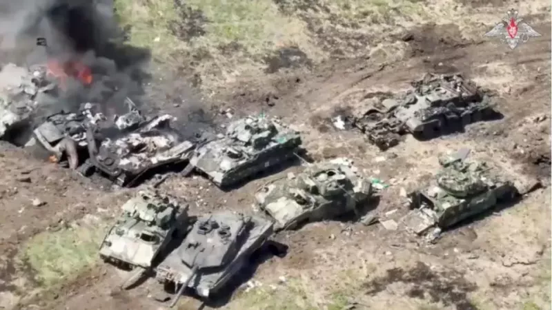 俄軍在阿夫迪夫卡損傷慘重，多輛坦克和裝甲車被摧毀，俄軍第 90 坦克師傷亡超過 2,000 人。   圖：翻攝自牲產隊2022