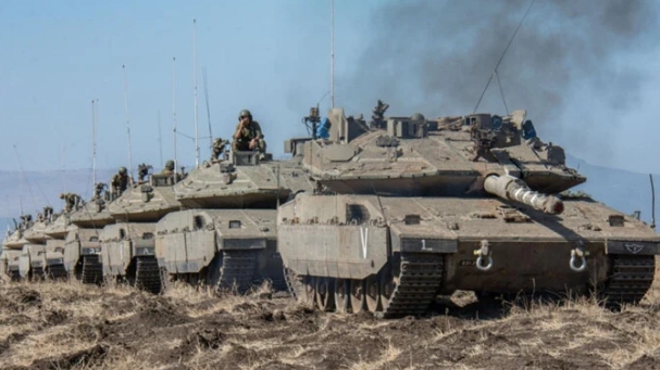 整排的以色列坦克準備攻擊加薩的哈瑪斯。   圖 : 翻攝自真知見