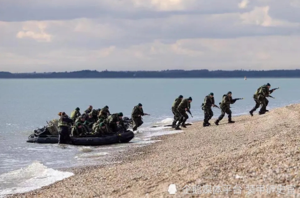 烏軍橫渡第聶伯河成功，並艦利橋頭堡。圖為在英國接受渡江河攻擊作戰訓練的烏軍海軍陸戰隊員。(示意圖)   圖 : 翻攝自裝甲鏟史官