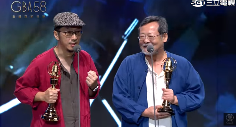 陳明章(右)今天和蕭詩偉(左)以《聽！台灣在唱歌》獲得本屆金鐘獎「自然科學及人文紀實節目主持人獎」獎項。   圖：取自金鐘獎Golden Bell Awards