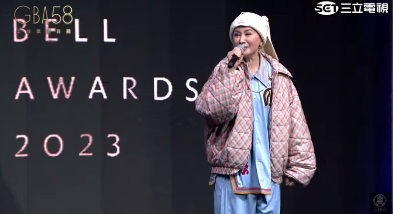 今年節目類金鐘獎由陳亞蘭主持，她在嘻哈表演「內容競技場」前串場演出，穿著寬鬆的嘻哈裝扮飆念Rap台詞。   圖：取自金鐘獎 Golden Bell Awards 