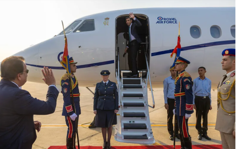 英相蘇納克結束中東行，20日下午搭乘英國皇家空軍專機自埃及返英。   圖片來源:英國首相府