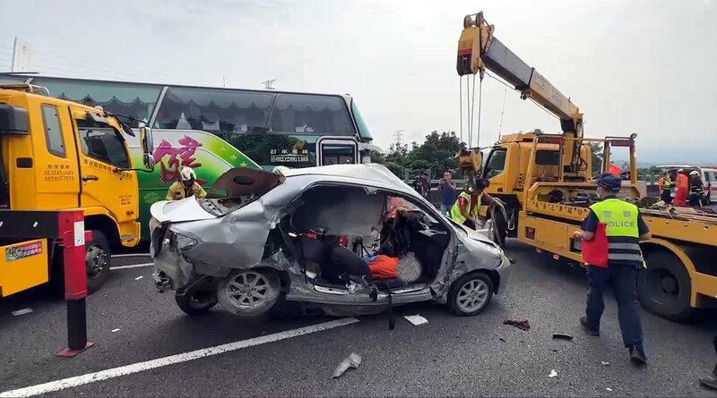 國道3號南下264K雲林縣斗六段21日上午發生遊覽車與自小客車碰撞事故，截至目前已造成3死、1命危，22人輕傷。圖為自小客車嚴重扭曲變形。   圖：民眾提供/中央社