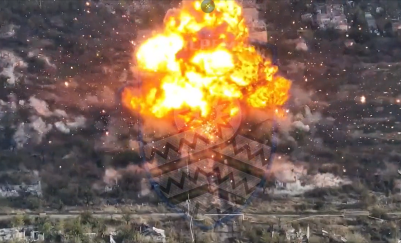 一輛載有溫壓火箭彈的俄軍 TOS-1A 火箭炮，被烏克蘭的無人機命中摧毀。   圖: 翻攝自 @Tendar X 