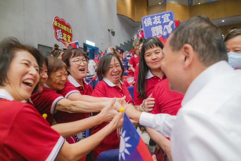 侯友宜拋研議「久任獎金」，允諾上任後一定會投資幼教，贏得下一代的未來。   圖：侯友宜競辦／提供