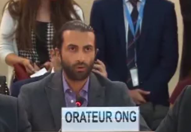 哈瑪斯發言人尤塞夫長子摩薩布曾在聯合國人道會議上發言，批評哈瑪斯行徑殘暴。   圖：翻攝聯合國影片