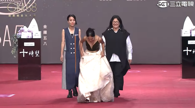 楊富江走紅毯時差點往前摔一跤，所幸她很快就穩住步伐。   圖：翻攝自金鐘獎直播