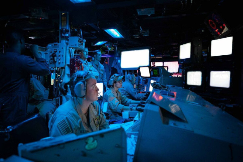 美國國防部公布了卡尼號使用艦載垂直發射系統（VLS）攔截無人機和飛彈的影像。   圖：擷自「X」@IsraelWarRoom