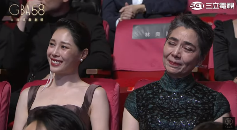 賴佩霞(右)以《人選之人－造浪者》入圍迷你劇集女配角獎，不過沒走紅毯，低調出席頒獎典禮。   圖：翻攝自金鐘獎直播