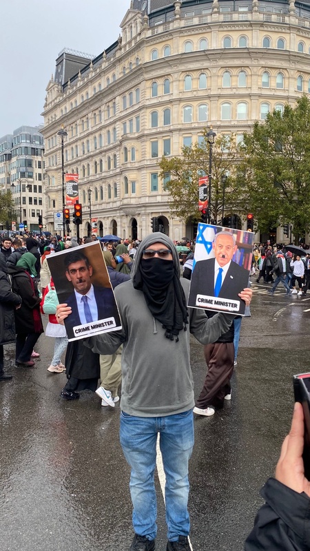 約10萬人參加21日在倫敦市中心的親巴勒斯坦示威活動，要求加薩走廊立即停火。   圖/翻攝自X 社群媒體