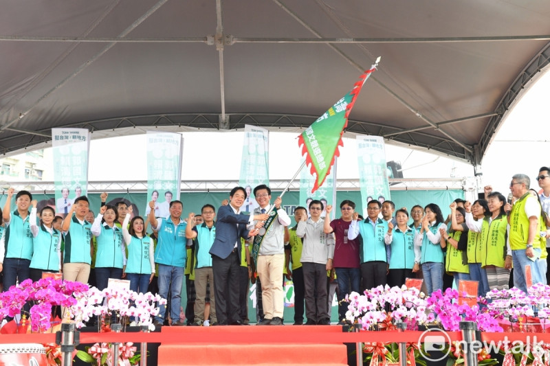 民進黨總統候選人賴清德與立委候選人郭國文今日成立聯合競選總部，賴清德一上台，現場超過5000名民眾立刻高喊「總統好」，聲勢驚人，賴清德不禁直呼，這是他全國輔選以來，看過最大的場子。   圖：黃博郎／攝