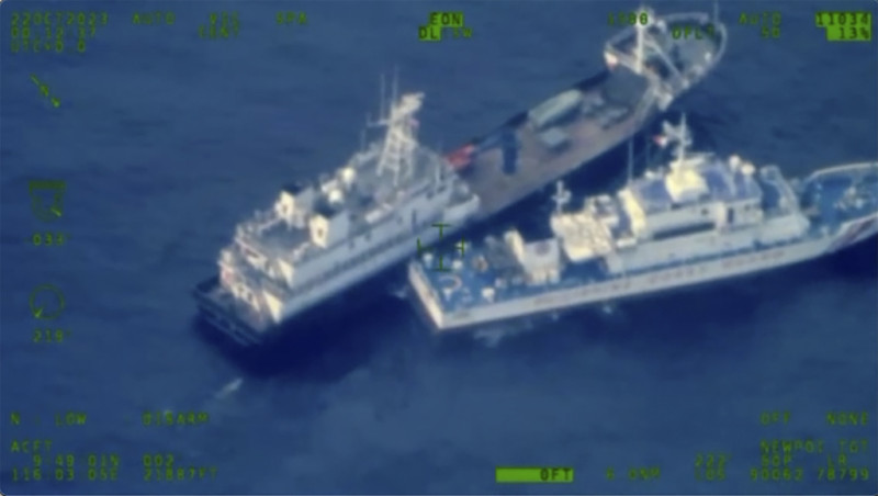 菲律賓22日公布畫面，指控中國海警船危險攔阻菲國補給船隻，導致補給船及菲國海岸防衛隊船隻被撞到受損。   圖／達志影像美聯社