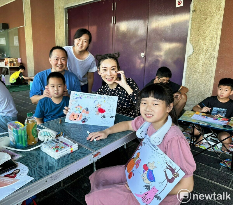 「良友盃兒童繪畫比賽」在台南市立文化中心假日廣場舉行，今年以「愛護毛小孩，一起過萬聖節」為主題，融合西洋節慶和教育的意義，現場參與的兒童們作畫過程妙趣橫生，闖關遊戲笑聲不斷，也讓整個活動更像是一場嘉年華會。   圖：黃博郎／攝