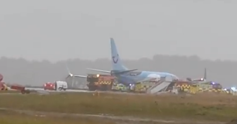 英格蘭里茲布拉福國際機場的一架飛機試圖在大風條件下降落，結果衝出跑道。   圖: 翻攝自X @AiNewsRep