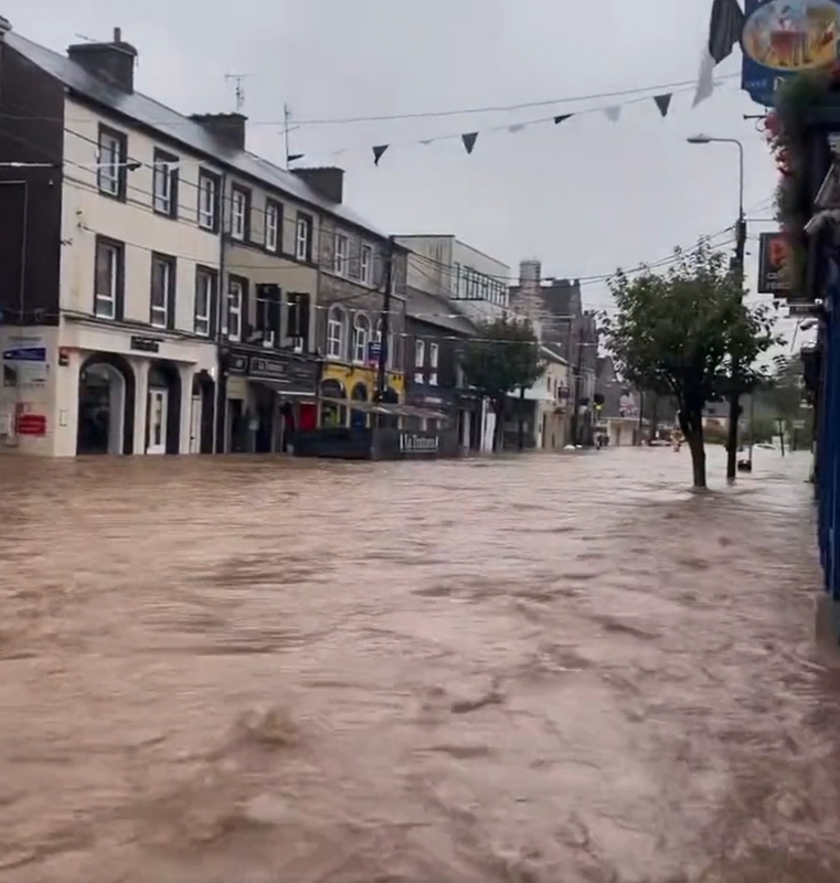 受「巴貝特」風暴（Babet）影響，愛爾蘭米德勒頓街區被洪水淹沒。   圖: 翻攝自X @ProfRayWills 