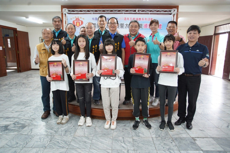 桃園市壽山巖觀音寺為慶祝建廟280週年，辦理全國攝影與海報競賽，獲獎學生及社會人士作品都相當優秀。   圖：林昀真／攝