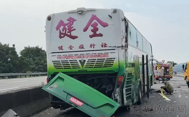 21日新竹科學園區某科技廠舉辦員工旅遊，包遊覽車前往雲林古坑鄉行經國道3號時，卻在斗六市路段發生車禍。   圖：翻攝自記者爆料網臉書