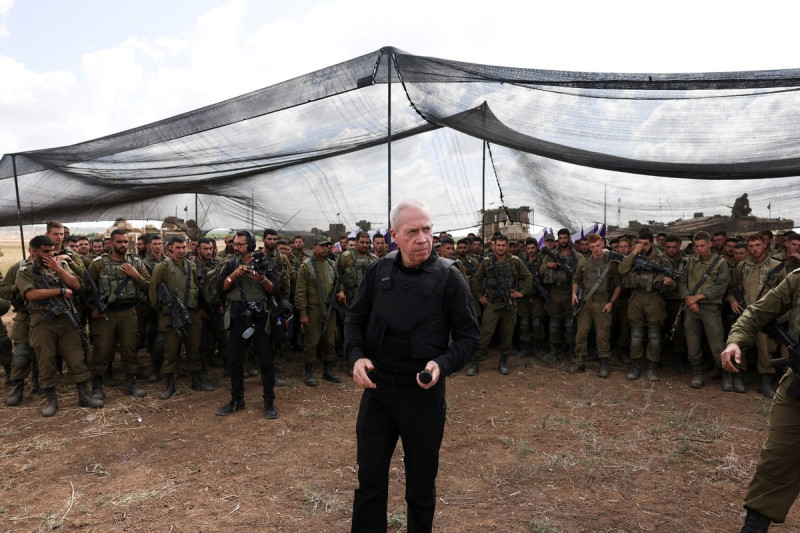 以色列國防部長葛朗特（前黑衣者）赴前線為官兵打氣，並揚言將「哈馬斯」對這個加薩走廊激進武裝團體進行最後一擊。   圖：達志影像／路透社