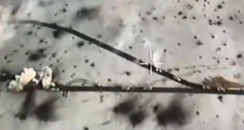 行駛在地面上的俄軍坦克，被烏軍的飛彈所破壞。   圖：翻攝自  NOELREPORTS X（前推特）帳號
