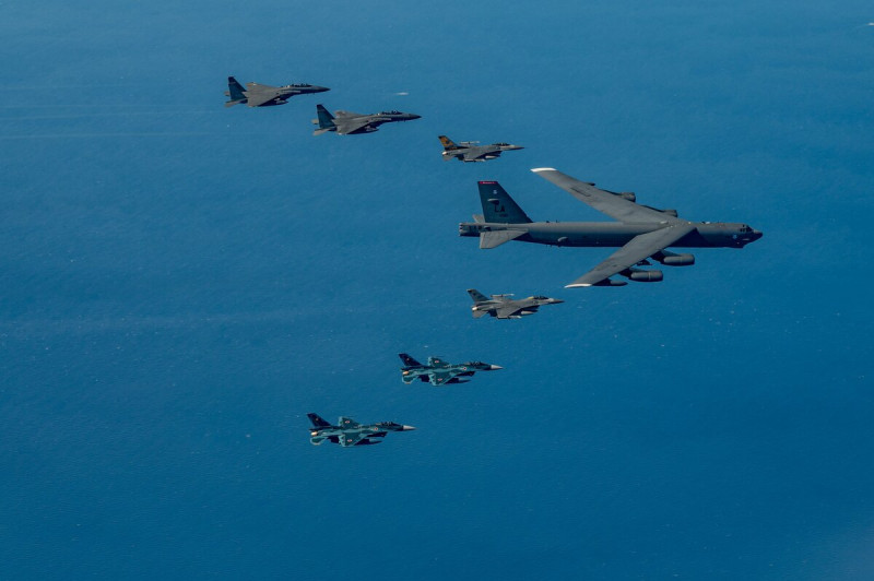 美日韓三國空軍部隊22日在朝鮮半島附近上空「首次」實施聯合空中演習，三國戰機護衛美國B-52戰略轟炸機編隊飛行。   圖：翻攝「X」@INDOPACOM