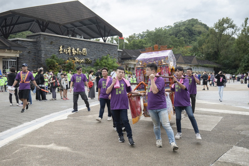 活動開始前，由主辦單位帶領民眾自元太道堂，與供奉的太乙真人神尊御轎，一同健走步行至臺北市立動物園廣場。   圖：神獸盃公益健走/提供