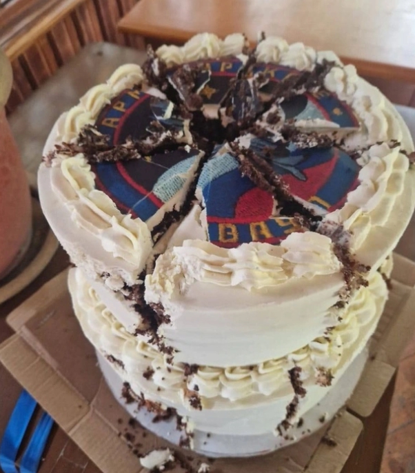 俄國聲稱，在 10 月底時，烏克蘭企圖用蛋糕毒害俄羅斯空天軍駐亞美尼亞的飛行員。   圖 : 翻攝自彼得堡的肥天鵝