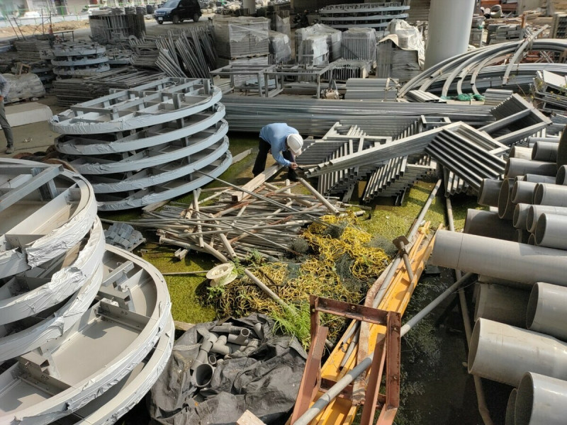 高雄市衛生局提醒工地內垃圾及工程物品露天堆置，易積水孳生病媒蚊孑孓。   圖：高雄市衛生局/提供