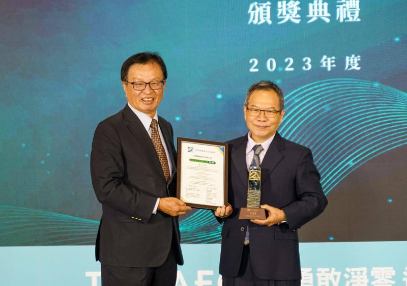 林聖忠(左)頒發中鋼淨零產業競爭力卓越獎，由許澤位代表接下。   圖：中鋼公司/提供