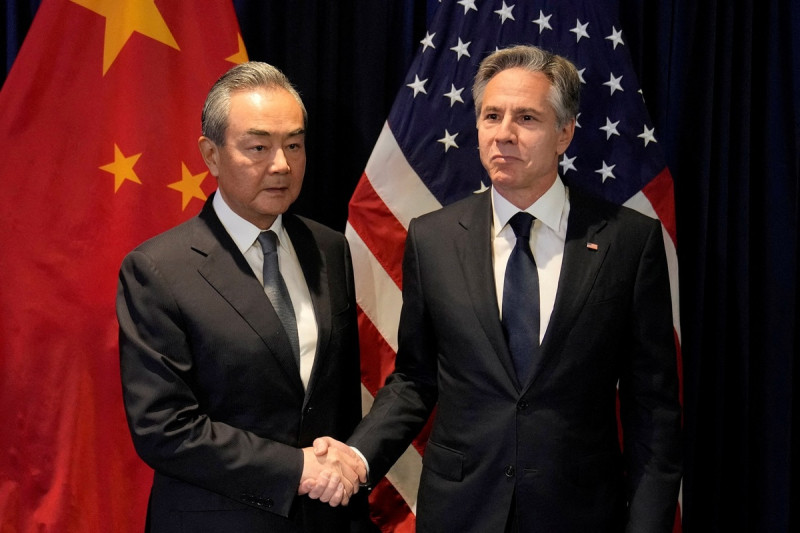  布林肯(右)與中國外長王毅在德國舉行的「慕尼黑安全會議」進行場邊會談。(資料照片) 圖：達志影像／路透社 