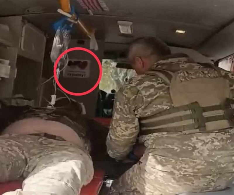 白璨榮收到前線回傳影像顯示，有軍人躺在救護車內，而搶救生命的救護車就是來自台灣。   圖：白璨榮提供