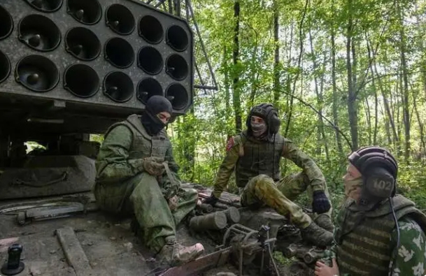 俄軍砲兵在TOS-1A噴火坦克上休息。   圖 : 翻攝自3號觀察室