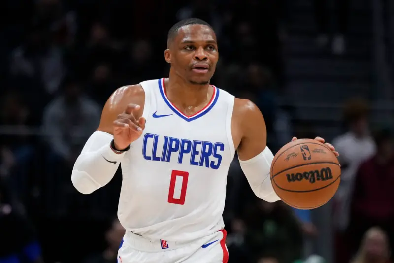 Russell Westbrook  上賽季季後賽在三星無法合體的情況下，面對鳳凰城太陽出賽5場，場均出賽38.4分鐘，得到23.6分、7.6籃板與7.4助攻、1.2抄截與1.4次火鍋。   圖／美聯社／達志影像