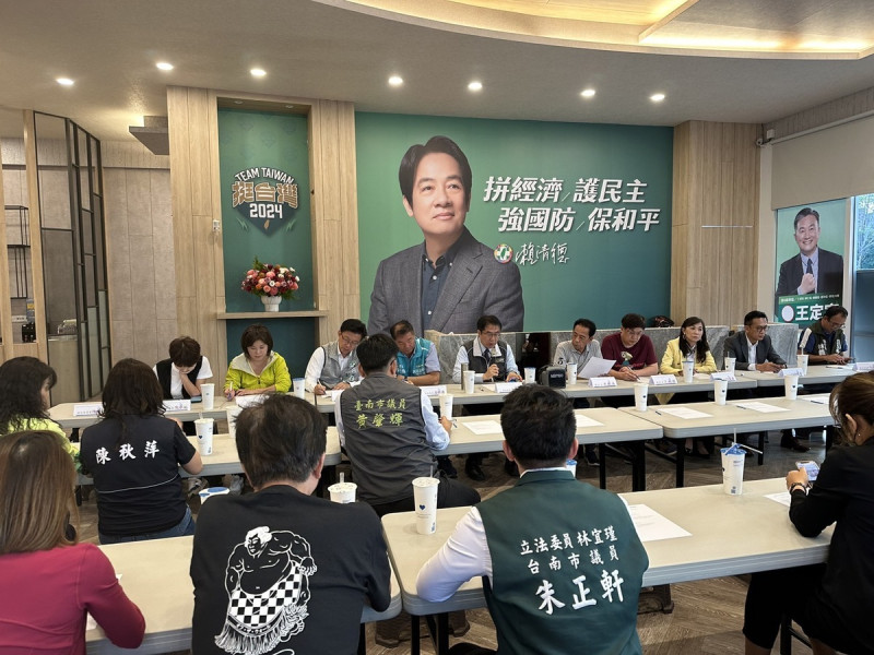 領先全國成立的賴清德台南競選總部訂於11月4日舉辦成立大會，昨晚由台南競選總部主委黃偉哲召開第二次的全員會議，這也是競總開箱後第一次在位於仁德的競選總部召開擴大的全員會議。   圖：賴清德台南競總提供