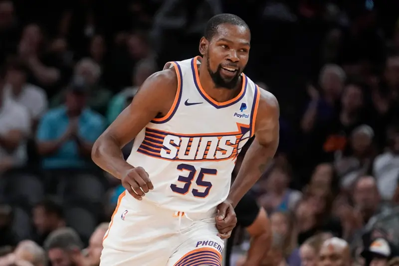 太陽球星Kevin Durant，生涯曾與金州勇士在16-17、17-18賽季拿下冠軍二連霸。   圖／美聯社／達志影像