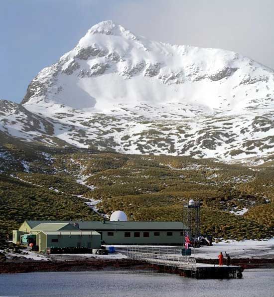 「英國極地研究所」(British Antarctic Survey)表示，禽流感首次在南極洲地區被檢測到，引起了對企鵝和其他當地物種可能受到威脅的擔憂。（圖為Bird Island Research Station）   圖：翻攝自「South Georgia & the South Sandwich Islands」官方網站