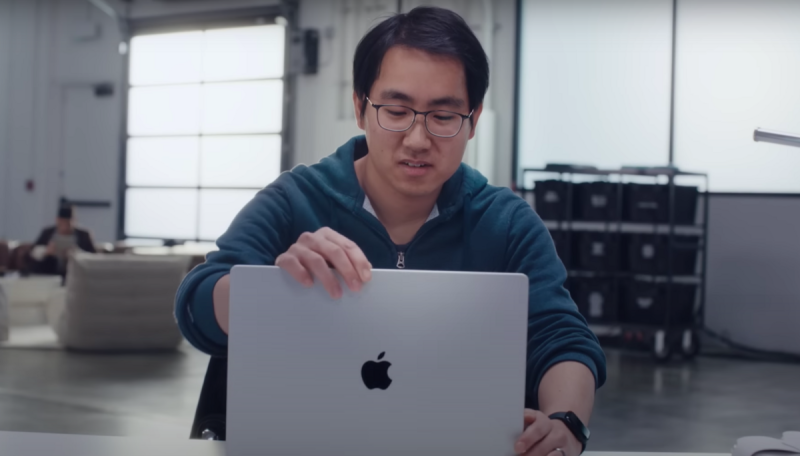 有部分國外用戶發現MacBook Pro上蓋開啟到某個角度時，螢幕會出現紫色線條導致無法使用，疑似是因為筆電縫隙「卡灰塵」而釀禍。（圖為MacBook使用示意）   圖：取自蘋果YT官網