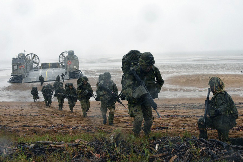 中國在東海等地軍事活動持續增加，日本計畫加強西南地區的國防，藉此預防兩岸衝突，2026年防守西南群島的陸上自衛隊第15旅團將升格為師團，並擴編部隊規模。   圖：取自陸上自衛隊 Japan Ground Self-Defense Force臉書粉專。