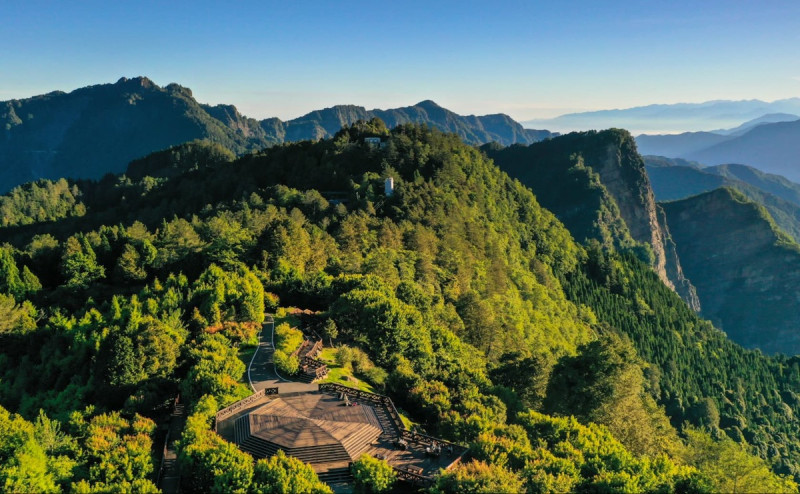 阿里山國家森林遊樂區小笠原觀景平台遠眺塔山。   圖：林業保育署 / 提供