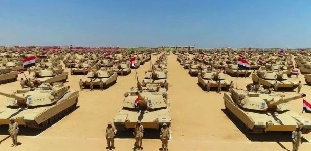 為應對以巴開戰危及邊境安全，埃及大閱兵展示的M1A1戰車群。   圖 : 翻攝自城視資訊站/君劍