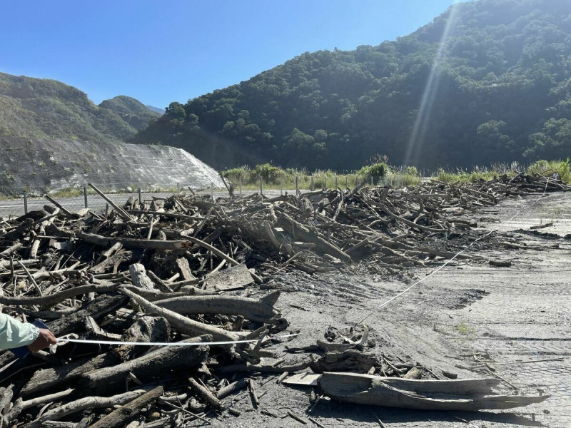 前幾個月卡努颱風及海葵颱風過境，為南投縣仁愛鄉帶來強降雨，也讓霧社水庫堆積了許多漂流木。   圖：台電公司萬大發電廠／提供