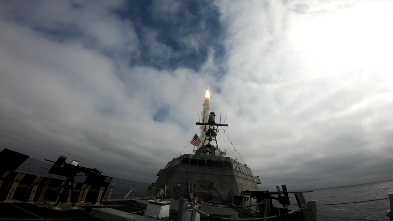 美國海軍「獨立級」濱海戰鬥艦「薩凡納號(LCS-28)」24日在東太平洋，整合貨櫃武器系統發射SM-6標準飛彈。   圖：翻攝US Navy 