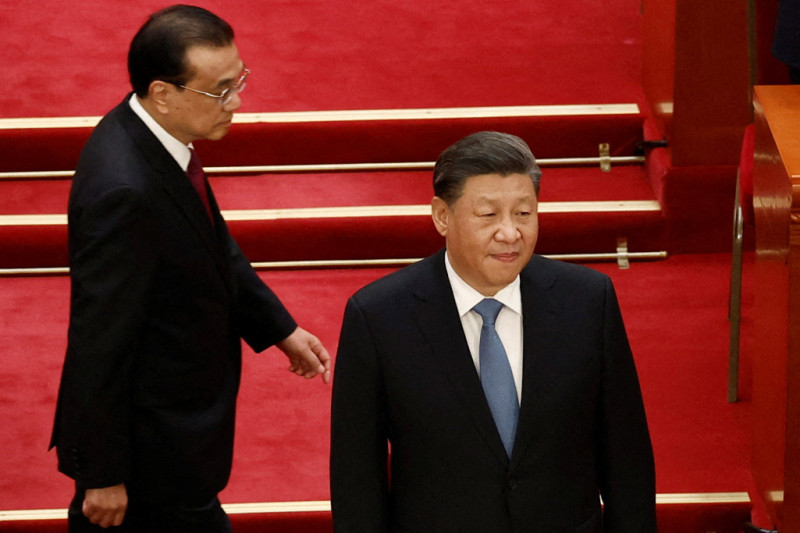 今年3月李克強（左）任期屆滿，中國全國人民代表大會成為他最後的舞台，而席上他與該國領導人習近平的冷互動，相當明顯。   圖：達志影像／路透社