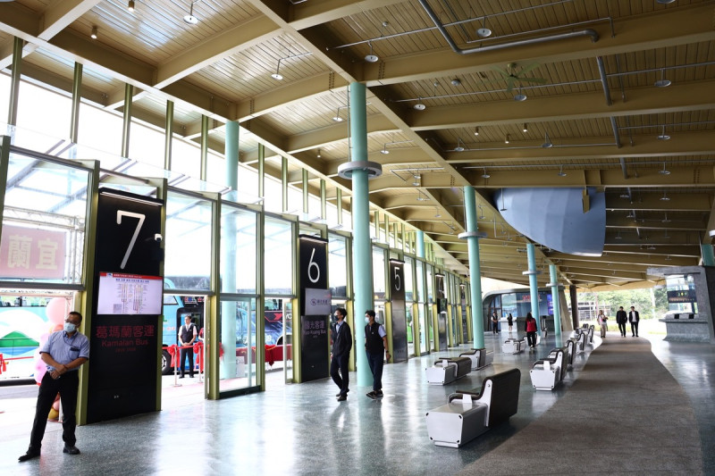宜蘭轉運站終於在這個月完工，在今(27)日啟用，明(28)日國道客運、市區公車各路線將於新轉運站停靠。   圖：取自陳歐珀臉書